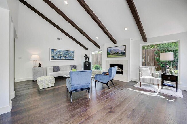 Building Photo - 2907 Fontana Dr