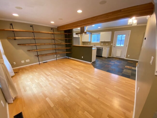 Building Photo - Beautiful 3 Bedroom Home with Custom Touches!