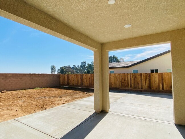 Building Photo - COMING SOON! $2,750 Ashlan & Highland, 4 B...