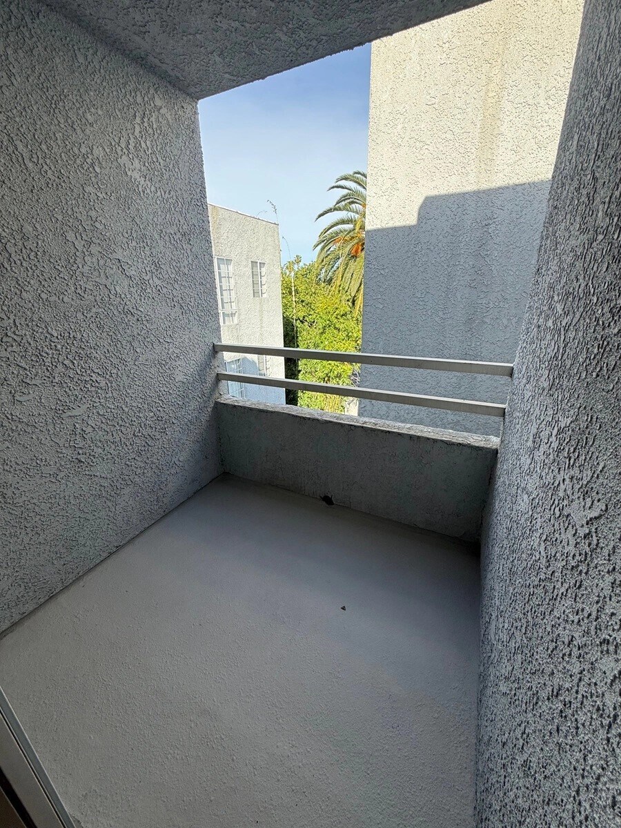 Building Photo - 15507 Moorpark St