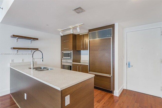 Building Photo - 475 Brickell Ave