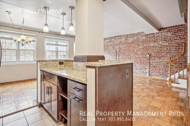 Building Photo - 3518 Valley Dr