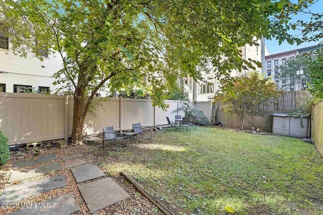 Building Photo - 79 Garden St