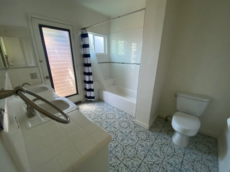 Master bath with 2 sinks - 23724 Aetna St