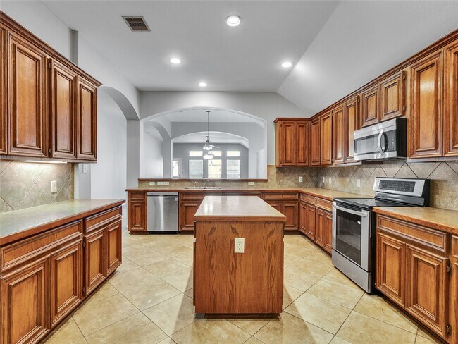 Building Photo - 5643 Walnut Glen Ln