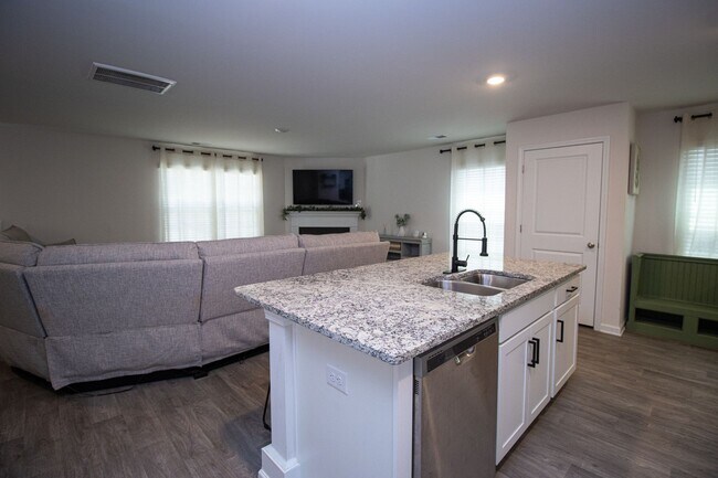 Building Photo - Stylish & Spacious Pet-Friendly Home in Bo...