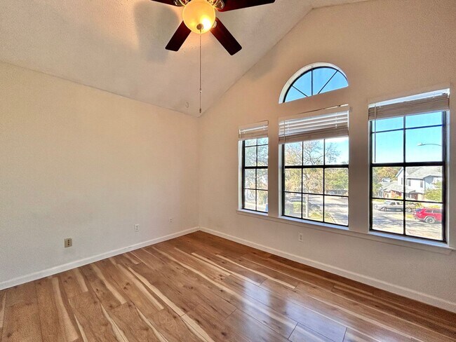 Building Photo - Stylish 2 Bedroom, 1.5 Bath Home with High Ceilings
