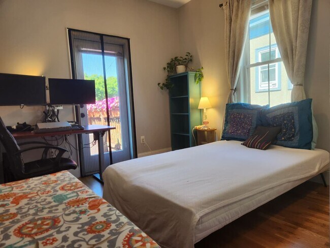 Building Photo - Versatile Top Floor 2 Bd 1 Bath With Offic...