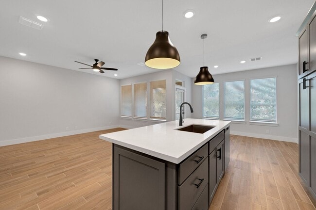 Building Photo - 3 Bedroom 2.5 Bath Townhome!