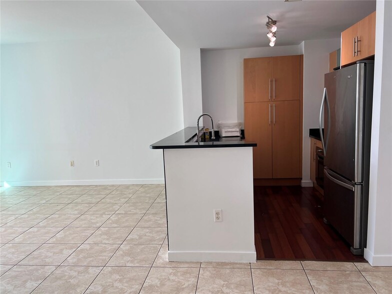 Building Photo - 300 S Biscayne Blvd