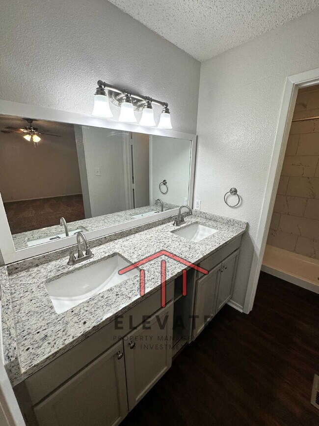 Building Photo - "Charming 3-Bedroom Townhouse Oasis with 2...