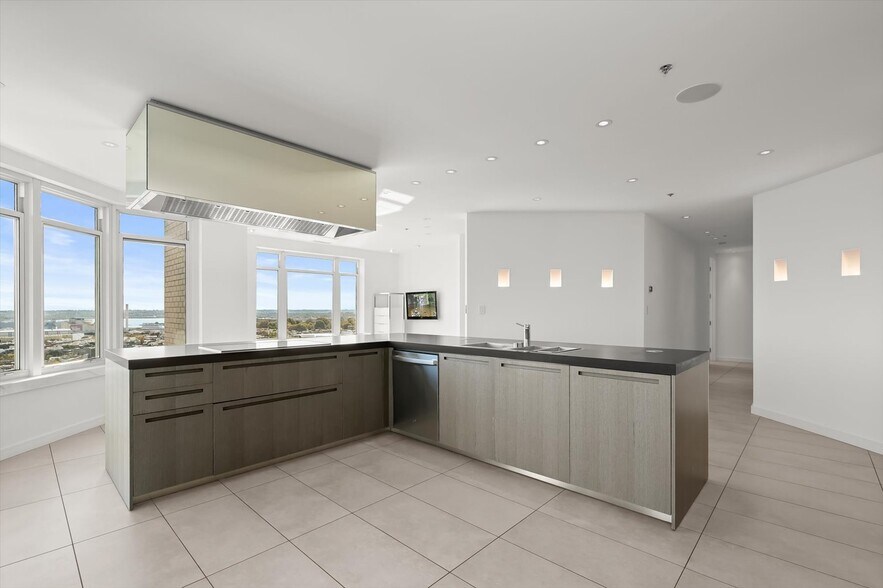 Building Photo - 100 Harborview Dr