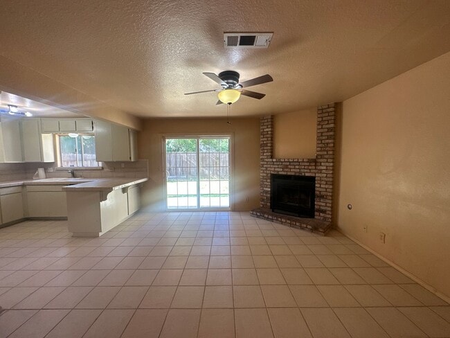 Building Photo - 560 Clover Dr