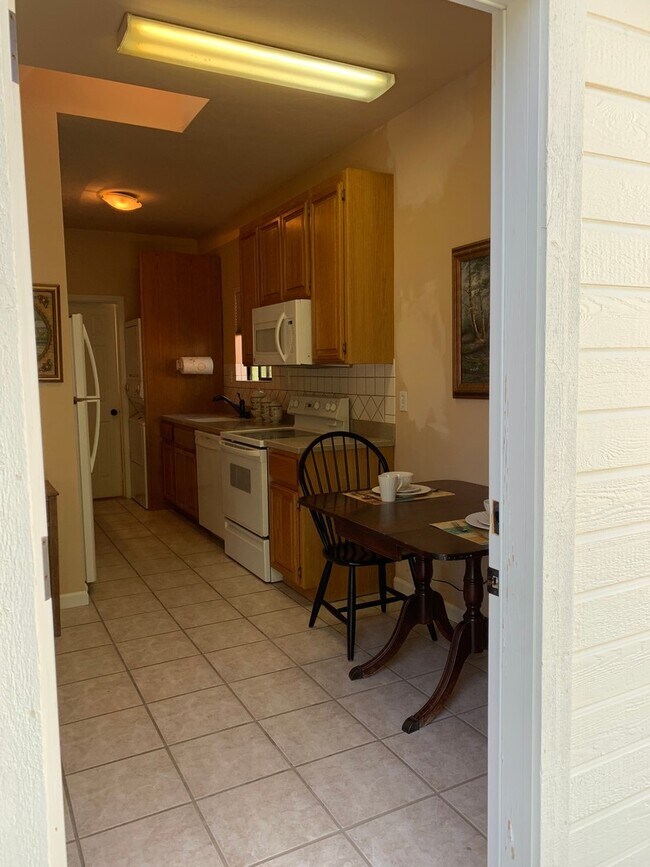 Building Photo - Studio