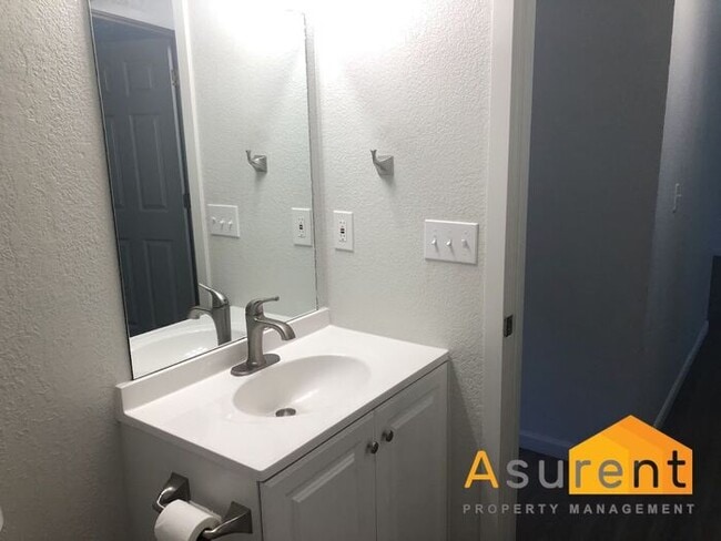 Building Photo - Fully Remodeled Duplex Available Now!