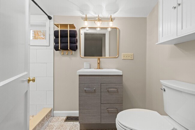 Building Photo - 123 Pond St