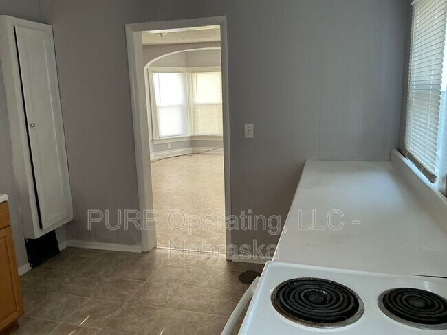 Building Photo - 810 E Erie St
