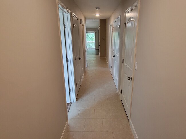 Building Photo - 9318 N Robinhood Ave