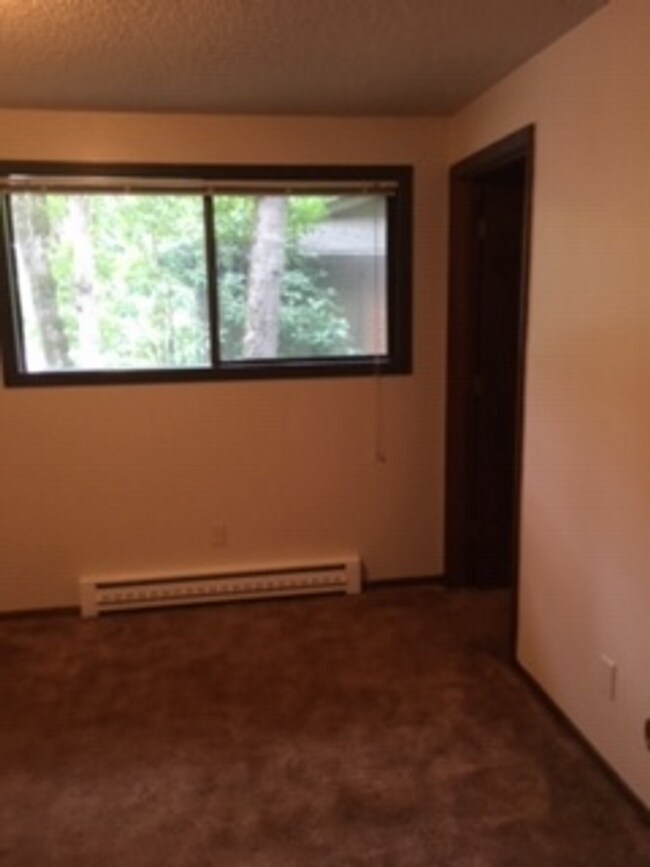 Building Photo - Spacious Two Bedroom, One Bathroom