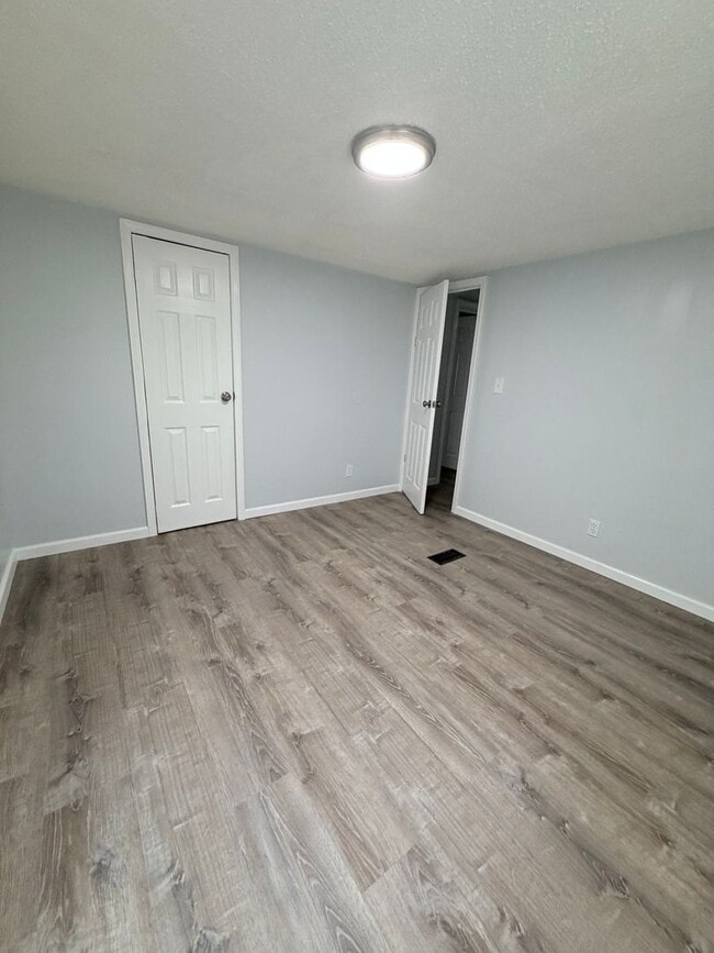 Building Photo - Rare Rockford rental available now!
