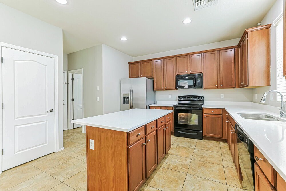 Building Photo - 1644 S Chatsworth