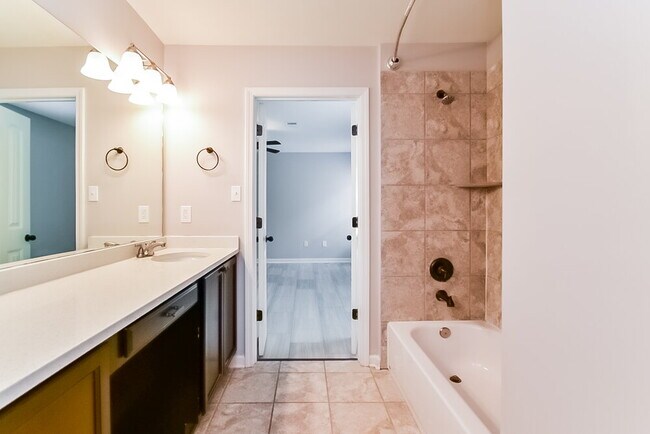 Building Photo - 7553 Glen Laurel Way