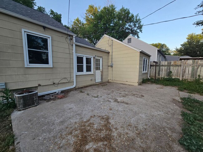 Building Photo - 3 bedroom, large privacy fenced in yard, oversized garage