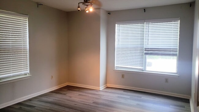Building Photo - READY NOW!