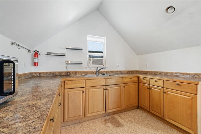 Building Photo - Spacious studio loft in the highly sought-...