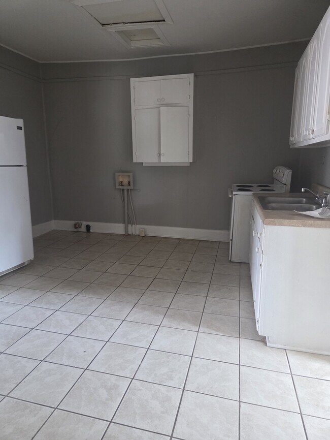 Building Photo - Charming Historic Bungalow