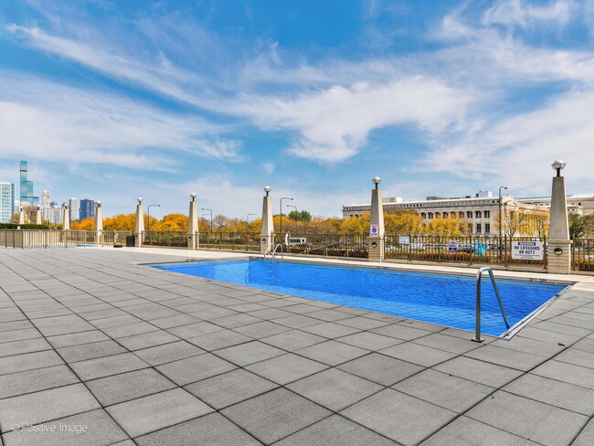 Building Photo - 1335 S Prairie Ave