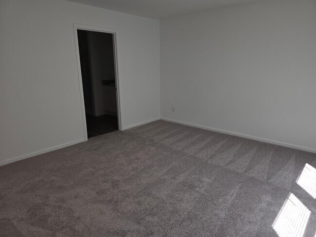 Building Photo - 737 Dylan Ct