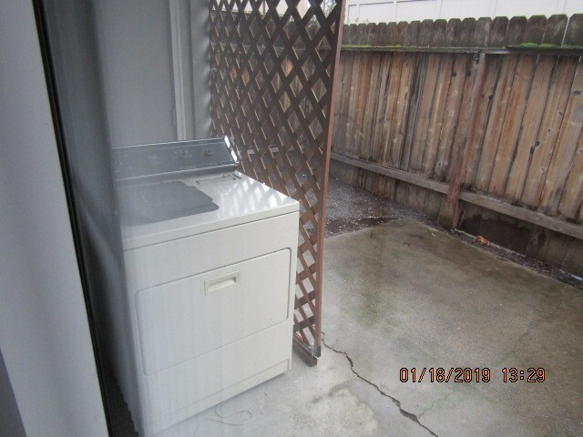 Building Photo - East Medford - Nice & Clean One Bedroom Fi...