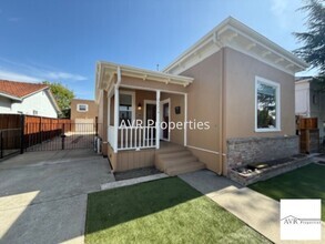 Building Photo - Fantastic southside downtown Victorian hom...