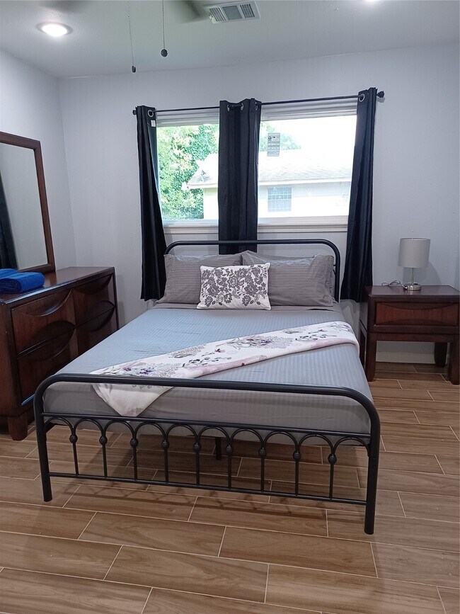 Building Photo - 5815 Schevers St