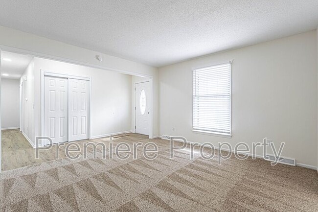 Building Photo - 5708 NW Raintree Ct