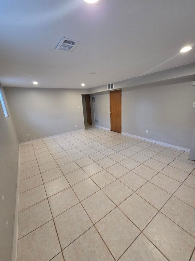 Building Photo - Stylishly Updated and Super Spacious 1-Bed...