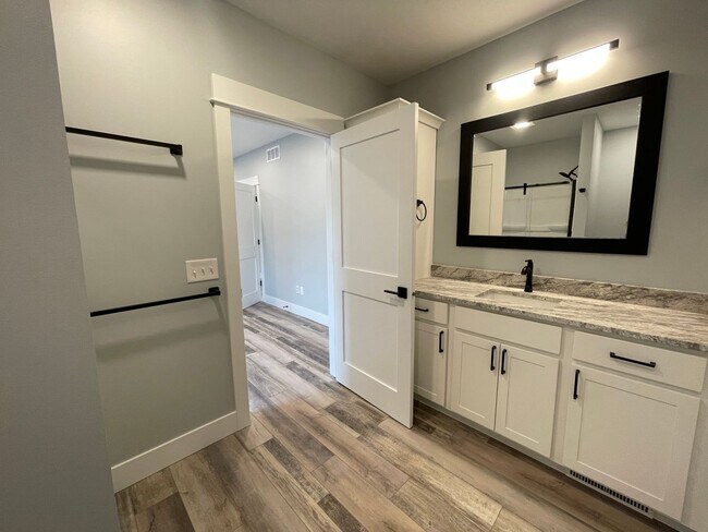 Building Photo - Beautiful One Bedroom in Cherry Hill - All Utilities Including WiFi are included!