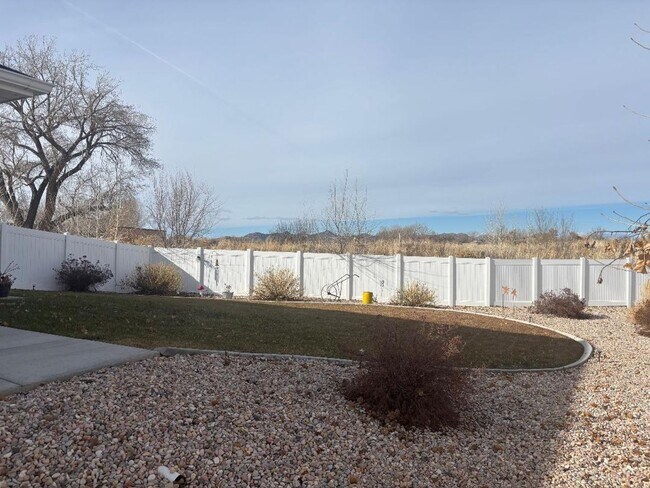 Building Photo - **Move-In Discount!** 3 Bed - 2.5 Bath Twin Home -Gemini Meadows