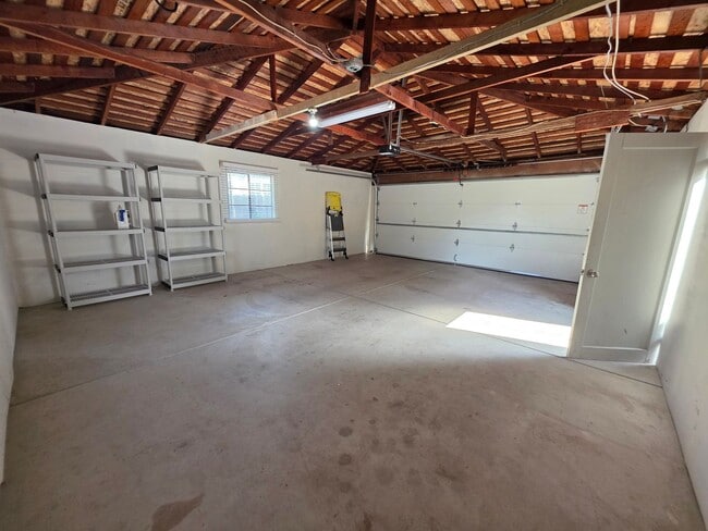 Building Photo - Home located in the heart of the college n...