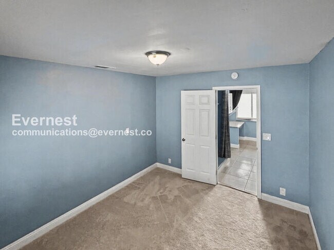 Building Photo - 4 Bed/3 Bath Home with Garage / Pet-Friendly / Vouchers Accepted / Available Now!