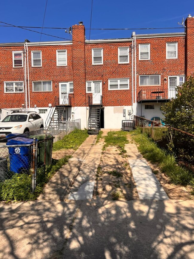 Building Photo - 3 BEDROOM TOWNHOME **VOUCHERS ONLY**