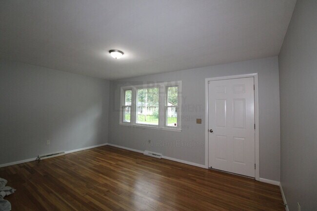 Building Photo - 15 Redden St