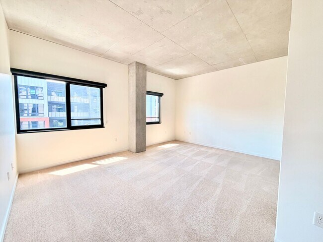 Building Photo - 1830 NW Riverscape St