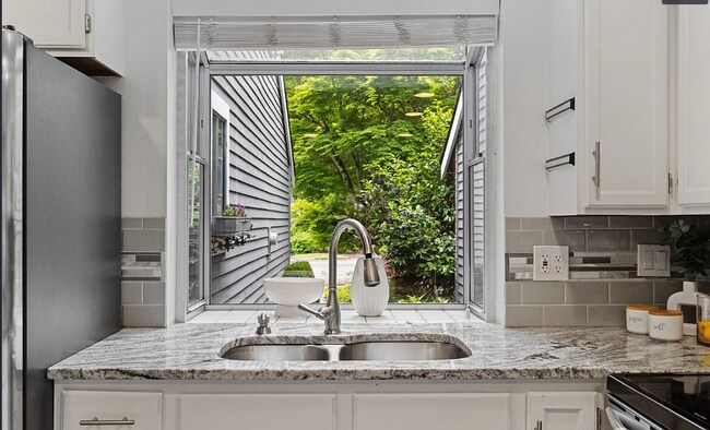 Building Photo - Kent East hill Condo townhome in Village at Single Creek - 3 bedroom 2.5 bath and 2 car garage. A...