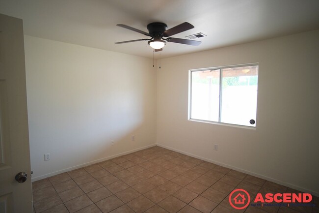 Building Photo - Lovely Home in East Bakersfield!