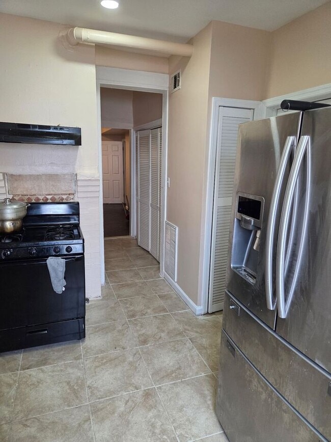 Building Photo - Spacious 3.5 BDR Apartment with Closed Fro...