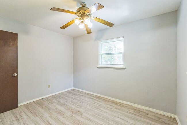 Building Photo - LIMITED TIME**NO APPLICATION FEE**1/2 OFF DEPOSIT**