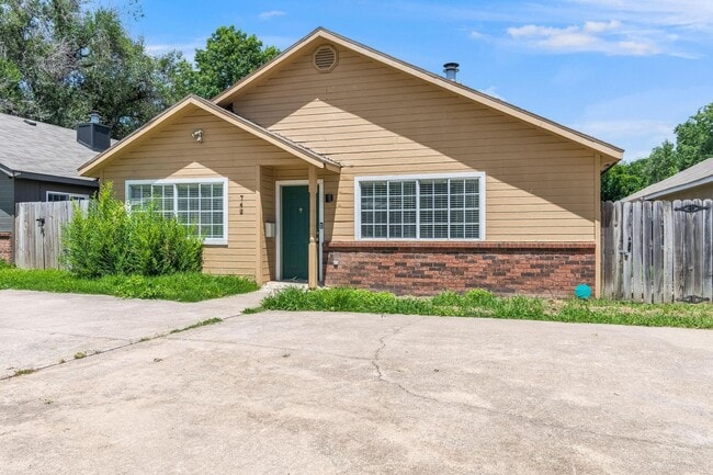 Building Photo - Spacious duplex in Fayetteville!