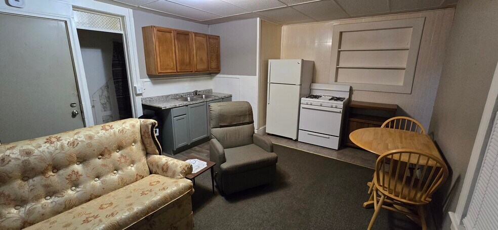 Primary Photo - 202 N Clinton St